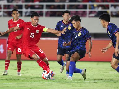 Pemain Timnas Indonesia, Muhammad Ferarri (kiri) berebut bola dengan pemian Laos,&nbsp;Phetdavanh Somsanid pada laga&nbsp;lanjutan Grup B Piala AFF 2024 di Stadion Manahan, Solo, Jawa Tengah, Kamis (12/12/2024). (Bola.com/Abdul Aziz)