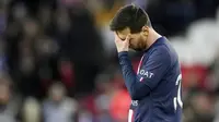 Pemain Paris Saint-Germain (PSG), Lionel Messi, tampak kecewa setelah ditaklukkan Stade Rennes pada laga Liga Prancis di Stadion Parc des Princes, Minggu (19/3/2023). La Pulga dan kawan-kawan dipecundangi Stade Rennes. (AP Photo/Christophe Ena)