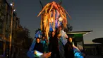 Pemain menunjukkan makhluk misterius setinggi enam meter berhias cahaya saat pratinjau Festival Vivid Sydney di Barangaroo, Sydney, Australia, Rabu (23/5). Vivid adalah acara budaya luar ruangan yang menampilkan instalasi cahaya. (Saeed KHAN/AFP)