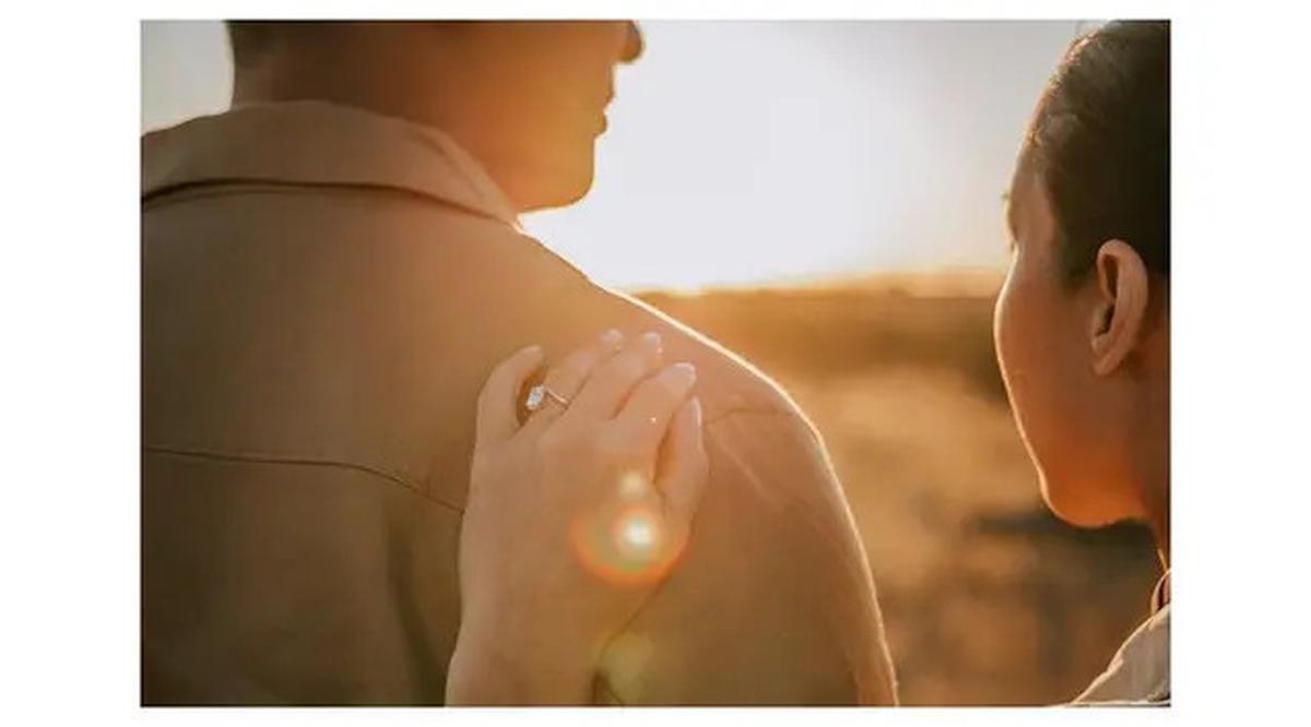 6 Potret Romantis Darma Mangkuluhur Lamar Patricia Schuldtz di Tengah Savana Afrika