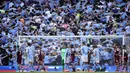 Para pendukung Manchester City di dalam stadion merayakan gol ketiga ke gawang West Ham United yang dicetak Rodrigo pada laga pekan terakhir Liga Inggris 2023/2024 di Etihad Stadium, Manchester, Minggu (19/5/2024). (AP Photo/Dave Thompson)