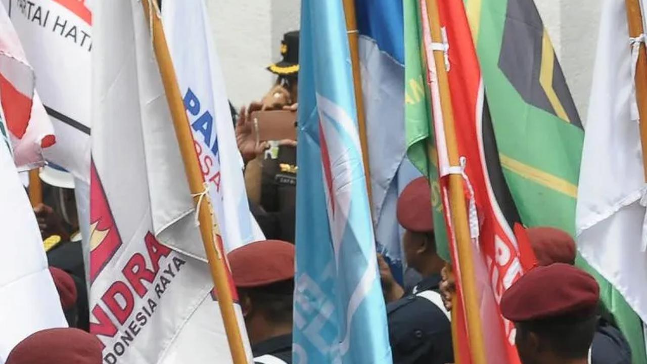 Suasana kirab bendera partai politik yang memecahkan rekor MURI di depan kantor KPU Pusat, Jakarta.