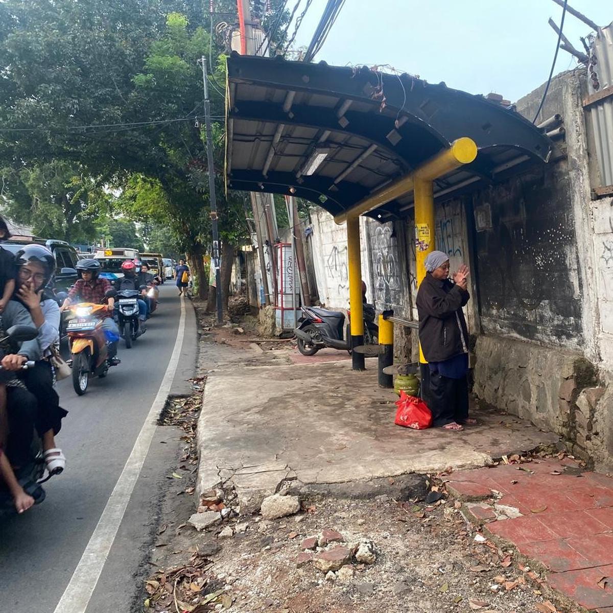 Fasum di Jakbar rusak