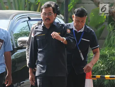 Gubernur Kepulauan Riau (Kepri) Nurdin Basirun (kanan) dengan kawalan petugas tiba di Gedung KPK, Jakarta, Kamis (11/7/2019). Nurdin terjaring operasi tangkap tangan (OTT) KPK pada Rabu (10/7) dengan barang bukti uang SGD 6 ribu yang diduga suap izin rencana reklamasi. (merdeka.com/Dwi Narwoko)