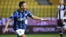Penyerang Inter Milan, Alexis Sanchez berselebrasi setelah mencetak gol ke gawang Parma pada pekan ke-25 Serie A 2020/2021, di Stadion Ennio Tardini, Jumat (5/3/2021) dini hari WIB. Dua gol Alexis Sanchez memastikan skor akhir Parma vs Inter Milan menjadi 1-2. (Massimo Paolone/LaPresse via AP)