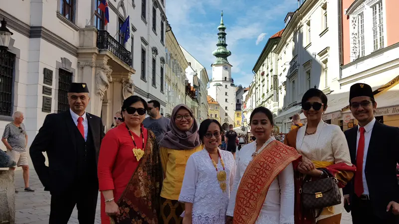 Baju Nasional Dikenakan WNI di Bratislava (Liputan6.com/KBRI Slowakia)