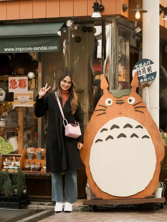 Kali ini, Luna Maya terlihat mengenakan long coat berwarna hitam. Sebagai innerwear, ia mengenakan turtleneck berwarna ungu muda, dipadunya dengan celana jeans panjang, dan sneakers putih. Foto: Instagram.