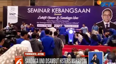 Para mahasiswi dan mahasiswa ini berebut bersalaman dengan Sandiaga.