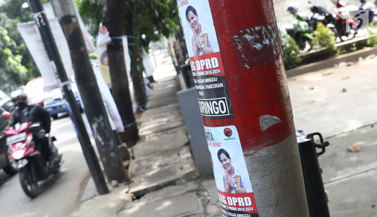 Sejumlah Alat Paraga Kampanye masih terlihat di pinggir Jalan Raya Pasar Minggu, Jakarta, Minggu (14/4). Memasuki masa tenang jelang pelaksanaan Pemilu 2019, sejumlah Alat Paraga Kampanye masih terlihat bertebaran di beberapa ruas jalan. (Liputan6.com/Helmi Fithriansyah)