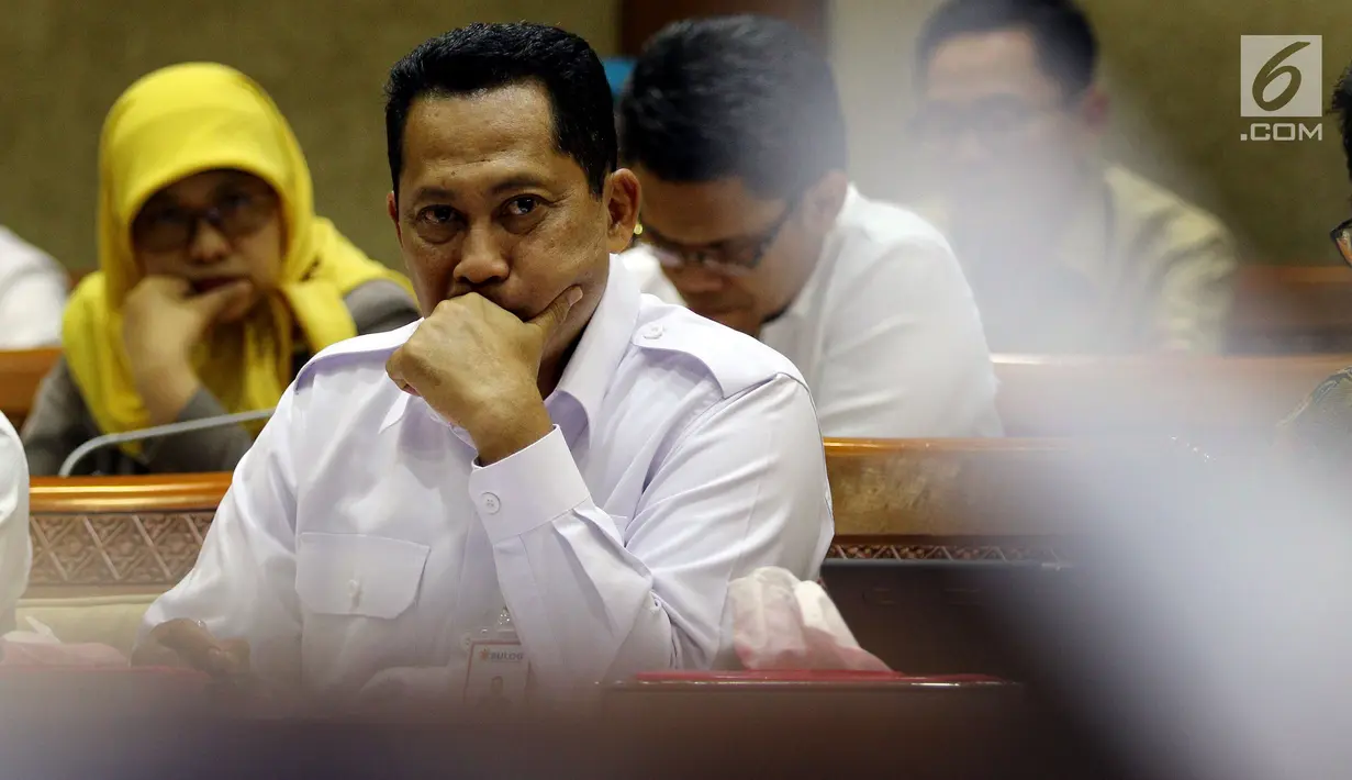 Dirut Bulog Budi Waseso mengikuti rapat dengar pendapat (RDP) dengan Komisi VI DPR RI, Jakarta, Senin (21/5). Rapat membahas ketersediaan stok serta stabilitas harga pangan di bulan Ramadan sekaligus menjelang Idul Fitri. (Liputan6.com/Johan Tallo)