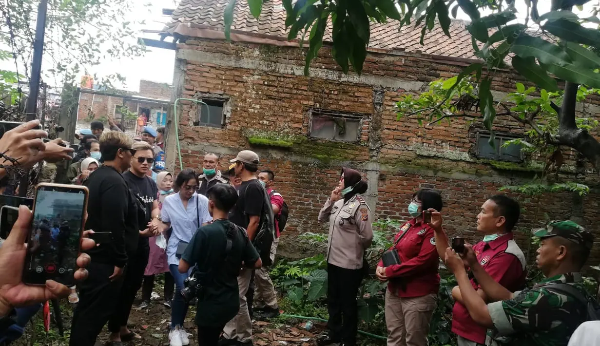 Suasana Bongkar Makam Lina Mantan Istri Sule. (Aksara Bebey/Merdeka.com)