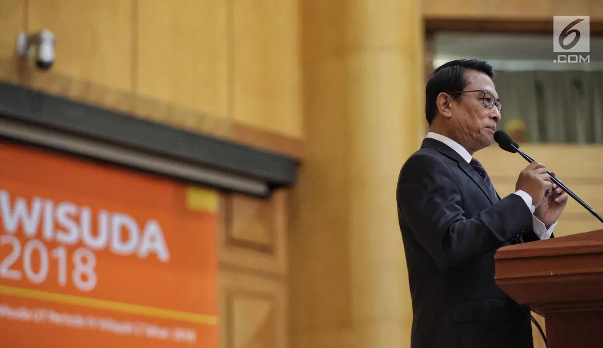 Kepala Staf Kepresidenan Moeldoko bersiap memberikan orasi ilmiah saat wisuda Universitas Terbuka, Tangsel, Selasa (3/7). Orasi Ilmiah bertemakan tantangan pendidikan Indonesia menghadapi Era Revolusi Industri 4.0. (Liputan6.com/Faizal Fanani)