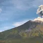 Gunung Agung mengeluarkan asap bercampur abu vulkanis terlihat dari desa Tulamben, Karangasem, Bali, Selasa (3/7). Walau terus mengalami letusan hampir sepekan terakhir, Gunung Agung masih berada pada status level III (siaga). (AFP/SONNY TUMBELAKA)