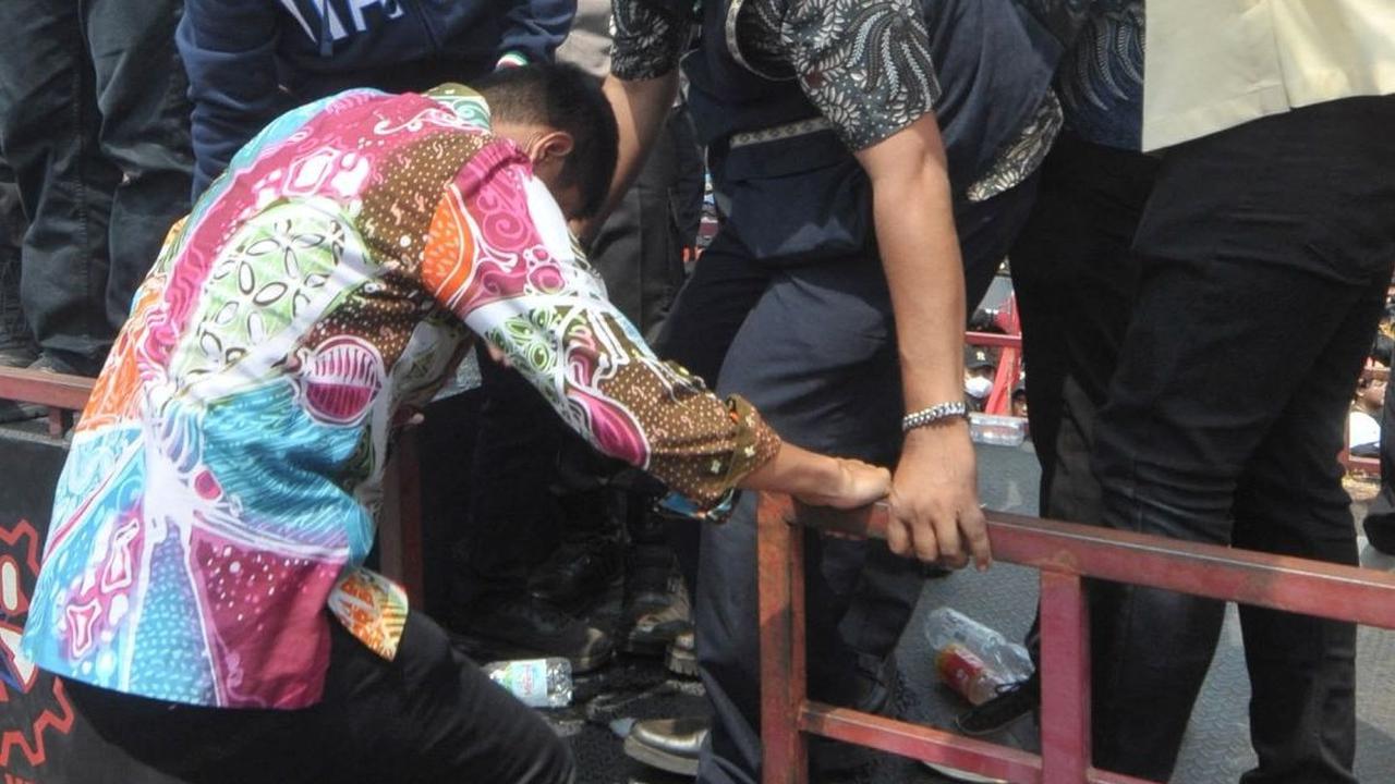 Sebelum Habiburokhman, sejumlah staf yang mendampinginya turun duluan dari atas mobil komando. Foto: merdeka.com / Imam Buhori