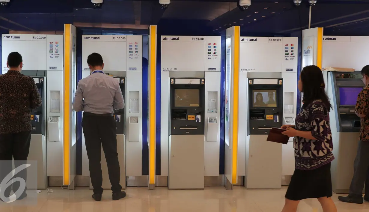 Aktivitas pengambilan uang melalui ATM di Jakarta, Senin (15/2/2016). BPS mencatat, nilai tukar Rupiah melemah terhadap tiga mata uang dunia, yaitu Dolar AS, Yen Jepang dan Euro. (Liputan6.com/Angga Yuniar) 