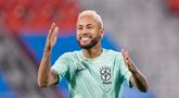 Pemain Brasil Neymar saat sesi latihan di Stadion Grand Hamad, Doha, Qatar, 8 Desember 2022. Brasil akan menghadapi Kroasia dalam pertandingan perempat final Piala Dunia 2022 pada 9 Desember. (AP Photo/Andre Penner)