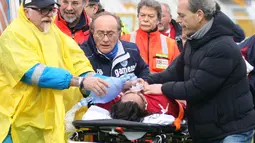 Piermario Morosini tiba-tiba kolaps saat menjalani pertandingan di babak pertama Serie B antara Livorno dan Pescara pada 14 April 2012. Staf medis mencoba melakukan pertolongan, namun nyawanya tak tertolong sebelum tiba di rumah sakit. (Foto: AFP/Luciano Pieranunzi)
