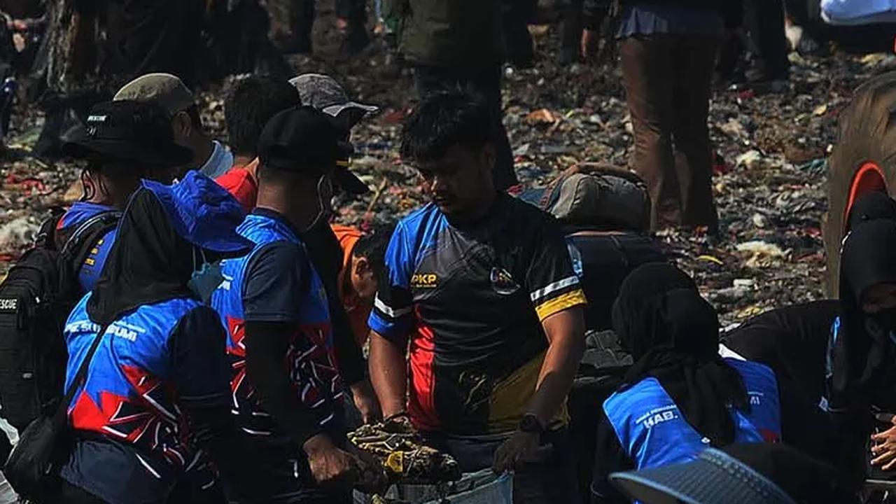 FOTO: Aksi Pandawara Group dan Ratusan Relawan Bersihkan Pantai Cibutun Sukabumi yang Penuh Sampah