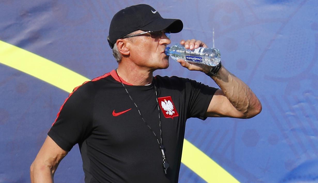 Pelatih Poland, Adam Nawalka beristirahat sejenak saat memimpin latihan timnya di Olympic Marseille Training Ground, Marseille, Prancis, (29/6/2016). (REUTERS/Kai Pfaffenbach)