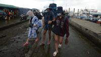 Wisatawan turun dari kapal tradisional usai perayaan malam pergantian Tahun Baru 2021 di Pelabuhan Kali Adem, Jakarta, Jumat (1/1/2021). Beberapa obyek wisata Kepulauan Seribu yang ditetapkan sebagai lokasi pengendalian ketat, adalah Pantai Sakura, Pantai Taman Arsa. (merdeka.com/Imam Buhori)