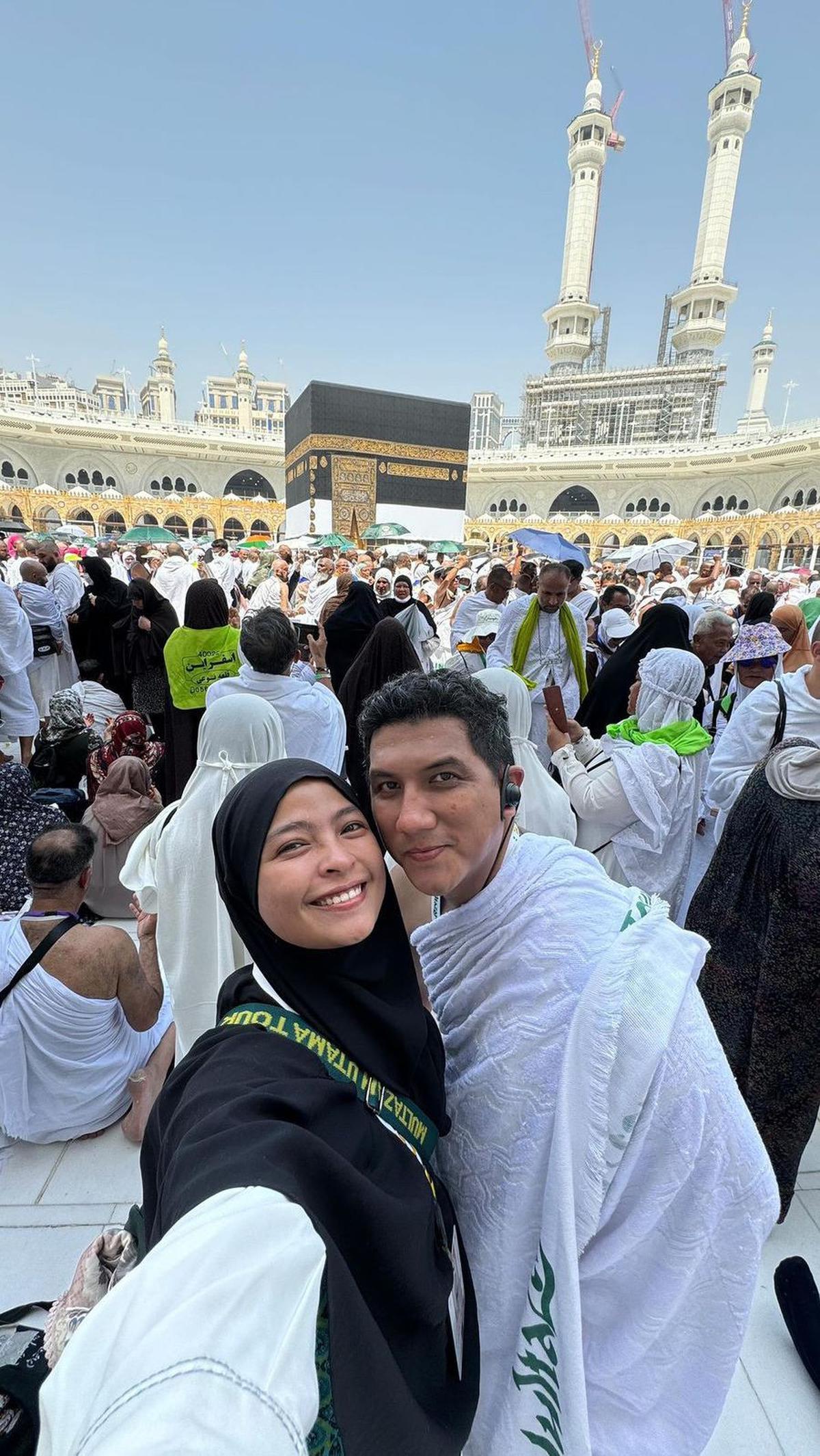 Selanjutnya ada Tantri Syalindri dan Arda juga menunaikan ibadah haji tahun ini.