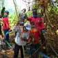 Petugas gabungan saat memadamkan kebakaran lahan hutan di Mamuju Utara, Sulawesi Barat, Sabtu (24/10/2015). (Liputan6.com/Eka Hakim)