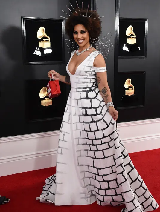 Penyanyi dan komposer, Joy Villa berpose di karpet merah perhelatan Grammy Awards 2019 di Staples Center, Los Angeles, Minggu (10/2). Joy Villa memakai dress yang terinspirasi tembok perbatasan antara AS dan Meksiko. (Jordan Strauss/Invision/AP)