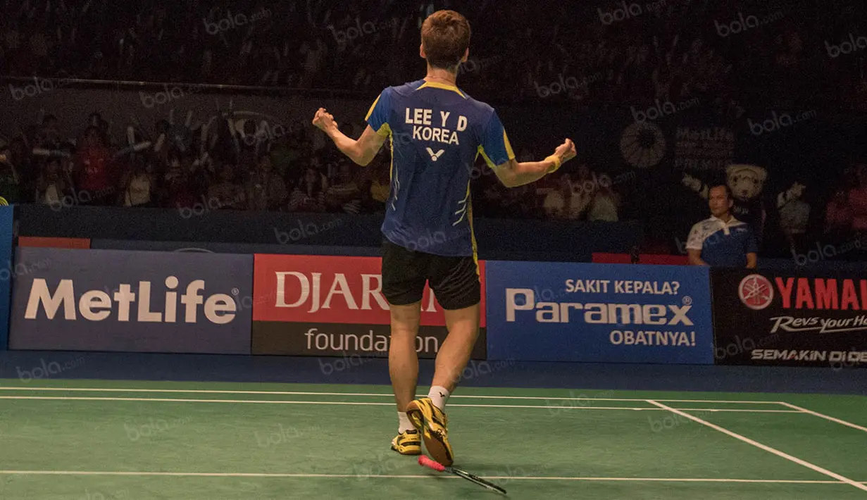 Usai laga, tak lupa Lee Yong-dae menyapa para penonton yang sepanjang laga sudah memberinya semangat tambahan sehingga berbuah kemenangan. (Bola.com/Vitalis Yogi Trisna)