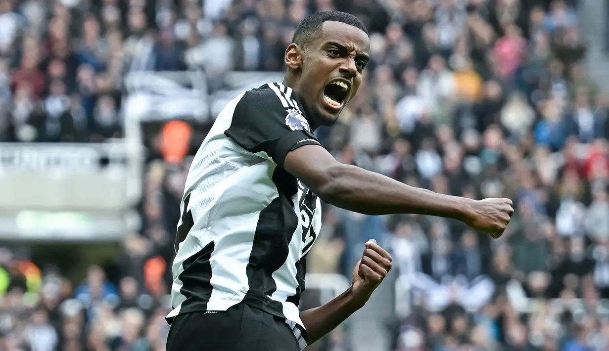 Pemain Newcastle United, Alexander Isak, melakukan selebrasi setelah mencetak gol  ke gawang Arsenal pada laga pekan ke-10 Premier League 2024/2025 di Stadion St James' Park pada Sabtu (2/11/2024). (AFP/Paul Ellis)