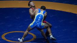 Laga berjalan ketat, perjuangan Rudi Suandi cukup berat saat menghadapi Lulut Gilang. (Bola.com/Vitalis Yogi Trisna)