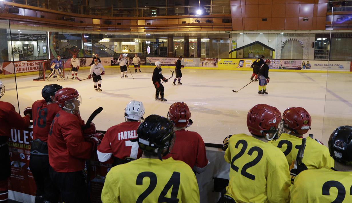 Pemain Timnas Hoki Es Indonesia saat latihan di Bintaro X Change, Rabu (23/10). Sebanyak 18 atlet akan ikut berjuang pada SEA Games 2019 mendatang. (Bola.com/M Iqbal Ichsan)