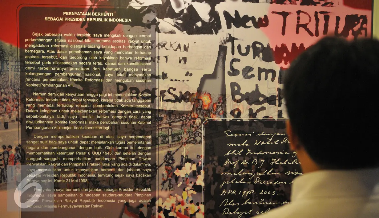Pengunjung melihat naskah pidato pengunduran diri Presiden Soeharto   di Museum Arsip Nasional RI, Jakarta, Rabu (22/7/2015). Museum tersebut menyimpan ribuan arsip dari era tahun 1600 tentang sejarah negara Indonesia. (Liputan6.com/Herman Zakharia) 