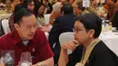 Mendag Thomas Lembong  (kiri) berbincang dengan Menlu Retno Marsudi saat Rakernas Kadin Hubungan International, Jakarta, (1/6). Rakernas membahas kerjasama bisnis international, meliputi sektor perdagangan hingga investasi. (Liputan6.com/Angga Yuniar)