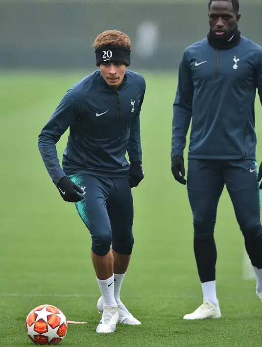 Gelandang Tottenham Hotspur, Dele Alli  (kiri) menggiring bola selama sesi latihan tim di London, Inggris (8/4). Tottenham akan bertanding melawan Manchester City pada leg pertama babak perempatfinal Liga Champions di Stadion Tottenham Hotspur. (AFP Photo/Glyn Kirk)