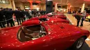Pengunjung melihat mobil Ferrari klasik saat dipamerkan dalam peresmian pameran Ferrari di Monako (3/12). Sekitar lima puluh mobil ferrari unik klasik di dunia ini dipamerkan di acara tersebut. (AFP Photo/Valery Hache)