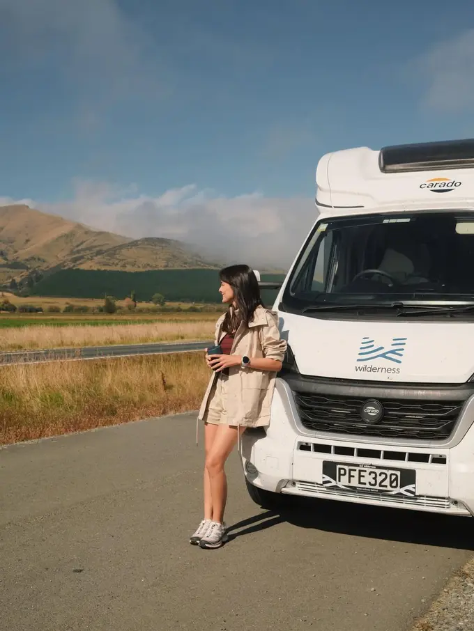 Naik Campervan hingga Trekking ke Lake Marian, Gaya Sporty Casual Amanda Rawles di New Zealand Jadi Inspirasi Liburan