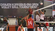 Pertandingan antara tim voli Kopassus melawan Bandung Tectona pada ajang Danjen Kopassus BNI 46 Volley Ball Tournament di Gedung Nanggala Markas Kopassus, Cijantung, Jakarta, Minggu (2/4). Kopassus menang 3-2. (Liputan6.com/Helmi Afandi)