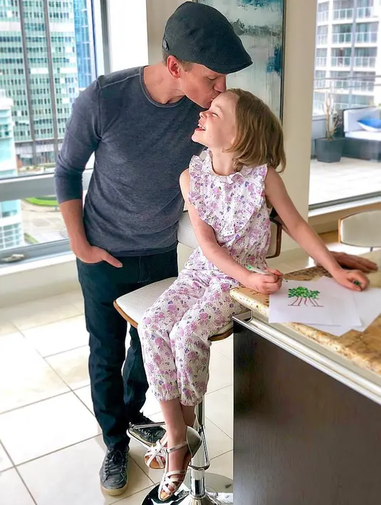 "Harper sangat suka macam-macam senam. Dia suka sekali melakukan handstand," lanjut Neil. (instagram/nph)