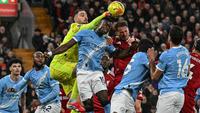 Kiper Manchester City asal Italia bernomor punggung 25, Gianluigi Donnarumma (ke-3 dari kiri), menghalau bola selama pertandingan Liga Inggris antara Liverpool dan Manchester City di Anfield, Liverpool, barat laut Inggris pada 8 Februari 2026. (Paul ELLIS/AFP)