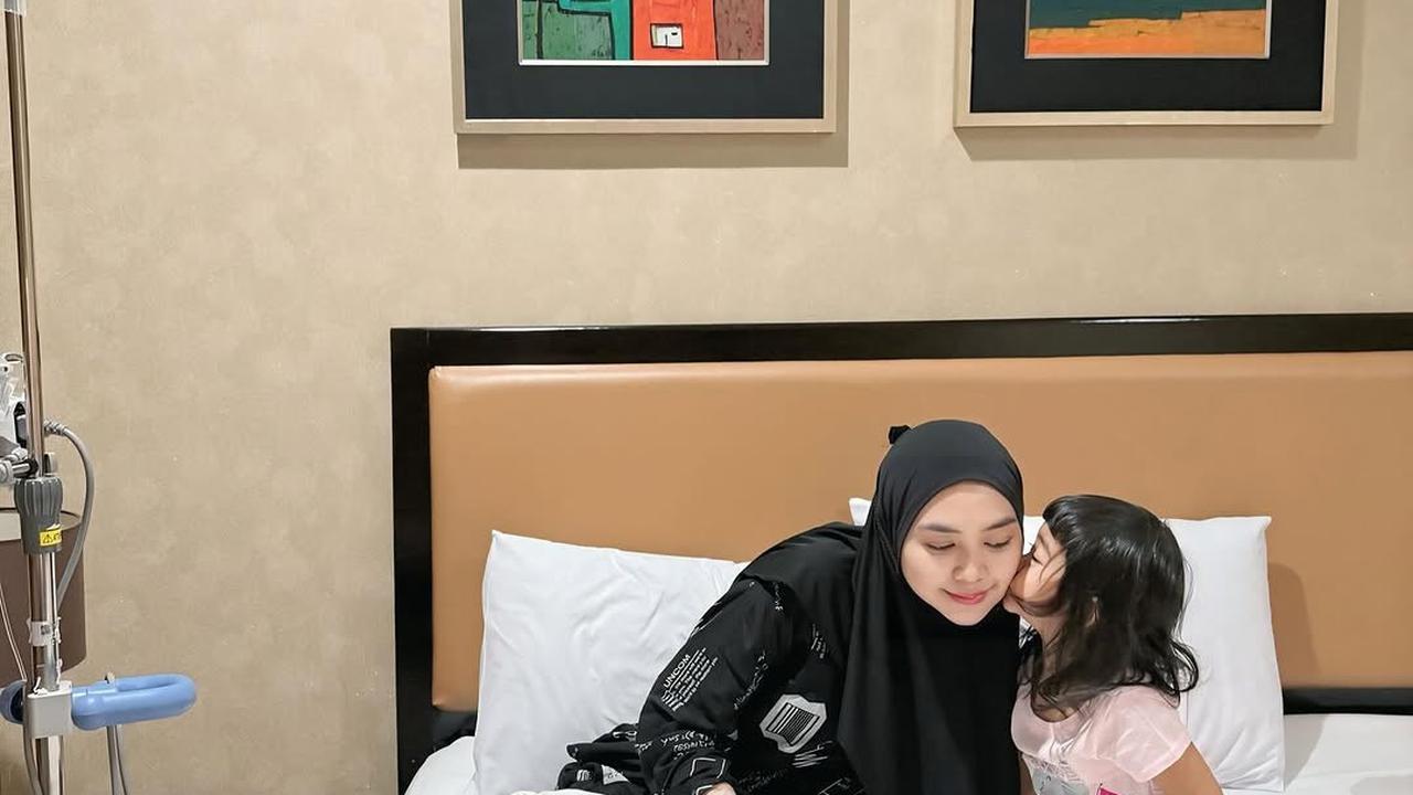 7 Potret Ria Ricis Dirawat di RS, Moana Setia Menemani - Sebut Jadi Ibu Harus Terlihat Kuat Dan Sehat Meski Sakit