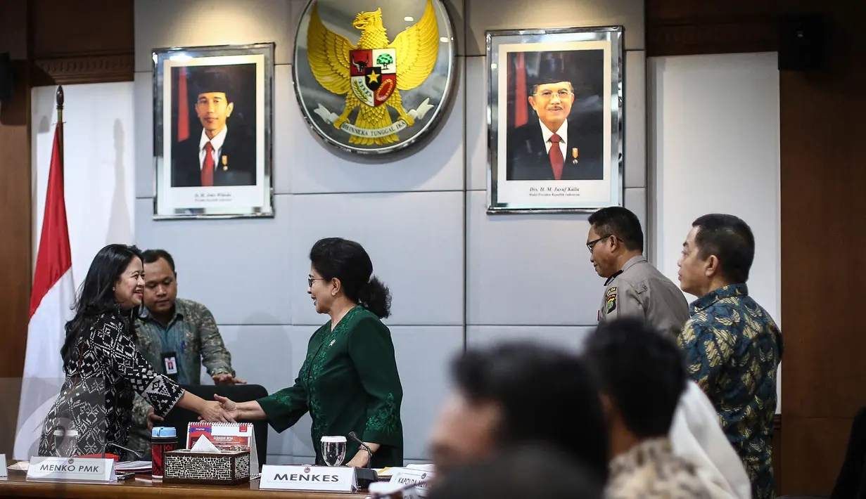 Menko PMK Puan Maharani berjabat tangan dengan Menkes Nila F Moeloek ketika hadir memimpin rapat koordinasi tingkat menteri di kantor Kemenko PMK, Jakarta, Selasa (26/7). Rakor membahas progres penanganan kasus vaksin palsu. (Liputan6.com/Faizal Fanani)