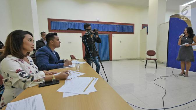 Juri melihat salah satu peserta mengikuti kompetisi News Presenter EGTC 2018 di UGM, Yogyakarta, Selasa (16/10). Selain kompetisi news presenter, EGTC 2018 menghadirkan kompetisi inspiring sharing dan entertainment talk. (Liputan6.com/Herman Zakharia)