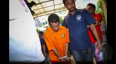 Inisial  EY (29), satu dari lima spesialis pencurian dengan cara pecah kaca mobil diperlihatkan saat rilis di Resmob Polda Metro Jaya, Jakarta, Selasa (27/1/2015). (Liputan6.com/Faizal Fanani)