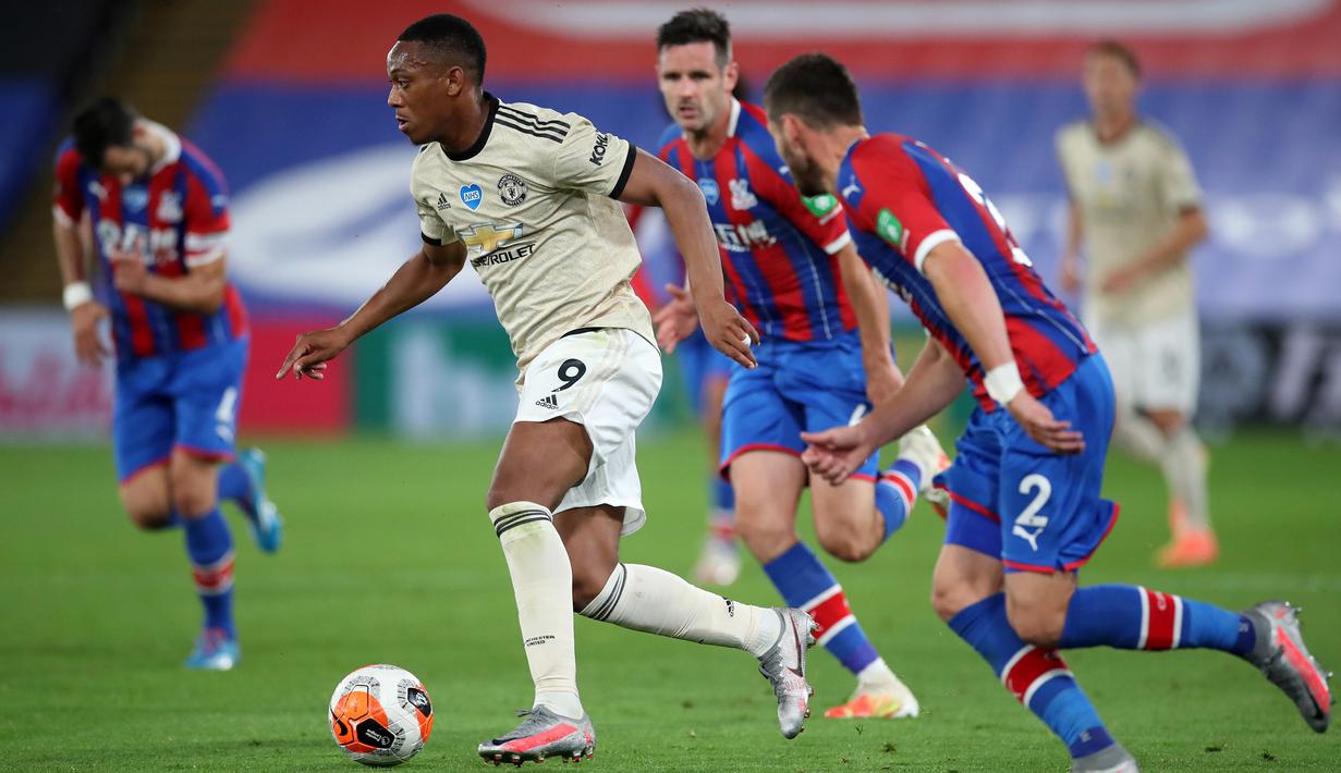Striker Manchester United, Anthony Martial, berusaha melewati pemain Crystal Palace pada laga lanjutan Premier League di Selhurst Park, Jumat (17/7/2020) dini hari WIB. Manchester United menang 2-0 atas Crystal Palace. (AFP/Peter Cziborra/pool)