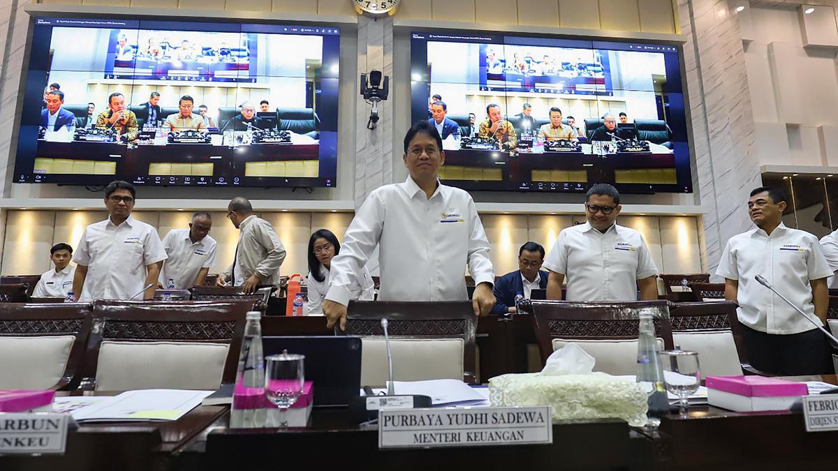 Rapat Kerja dengan DPR, Menkeu Purbaya Yudhi Sadewa Jamin Harga BBM Subsidi Tidak Naik hingga Akhir 2026