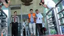 Tersangka Anggota DPRD Muba, Adam Munandar berjalan keluar usai menjalani pemeriksaan perdana di gedung KPK, Jakarta, Jum'at (26/6/2015). Adam diperiksa terkait pembahasan APBD-P Pemerintah Daerah Muba tahun anggaran 2015. (Liputan6.com/Helmi Afandi)