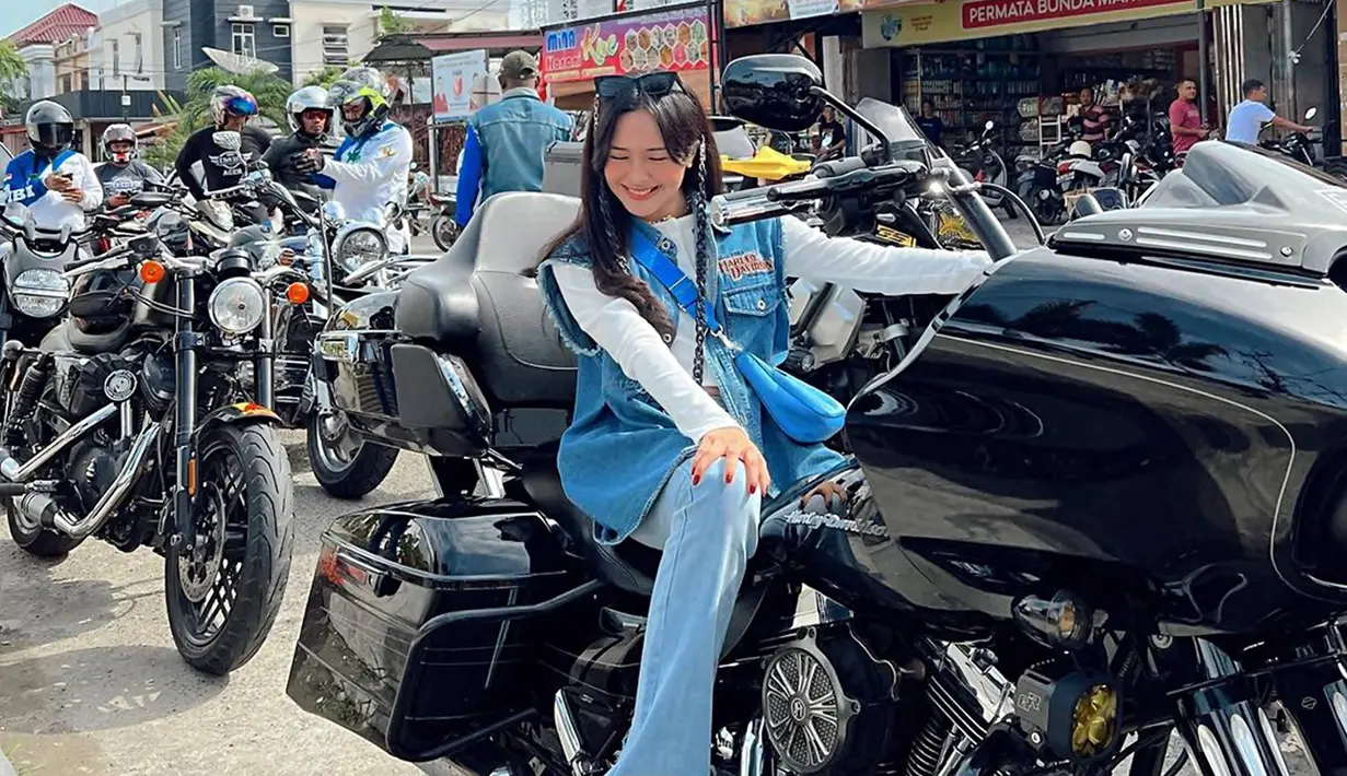 Beby Tsabina dalam unggahan terbarunya saat ini tengah berada di Aceh bersama kedua orang tua dan saudara kandungnya. Dalam unggahan Instagramnya tersebut, terlihat bahwa keluarga yang selalu mendukung kariernya ini tengah menikmati Sunmori bersama di jalanan Banda Aceh dengan naik moge. (Liputan6.com/IG/@bebytsabina)