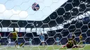 Dortmund mendominasi jalannya pertandingan. Mereka unggul dalam penguasaan bola dan kerap menebar ancaman di pertahanan Ulsan Hyundai. (AP Photo/Jeff Dean)
