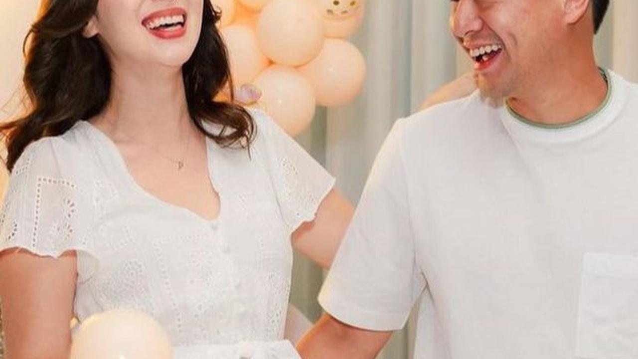 Lewat akun Instagramnya @pammybowie, Pamela dan Armand Gunawan membagikan berita kehamilan tersebut tepat di Hari Natal.<br>
