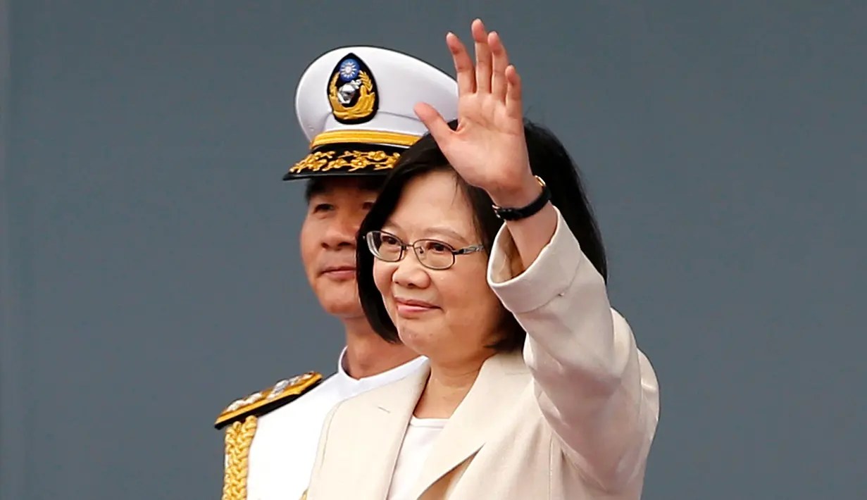 Presiden perempuan pertama Taiwan, Tsai Ing- wen melambaikan tangan selama upacara pelantikan di Taipei, Jumat (20/5). Tsai terpilih menjadi presiden Taiwan setelah pada pemilihan umum Januari lalu menang telak atas Kuomintang. (REUTERS/Tyrone Siu)
